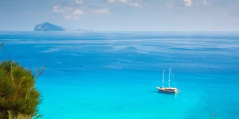 Isole Eolie: gite in barca e cene tipiche da Lipari, Italia